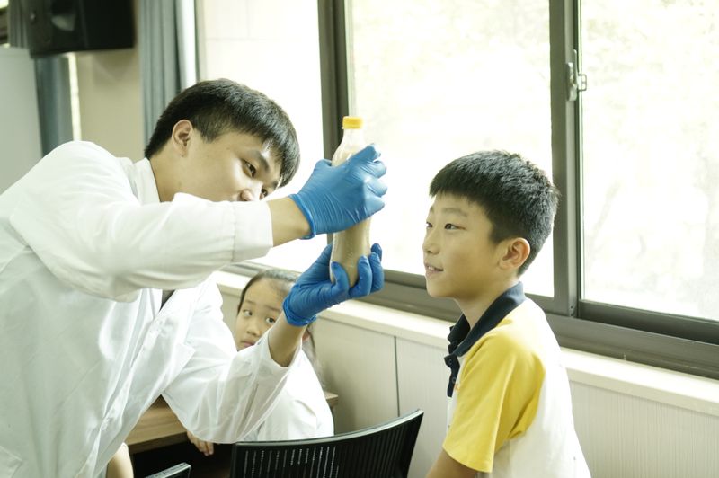 【暑期“三下乡”】奇趣化学探梦队：牛奶可乐实验揭示酸碱奥秘，启迪少儿科学...